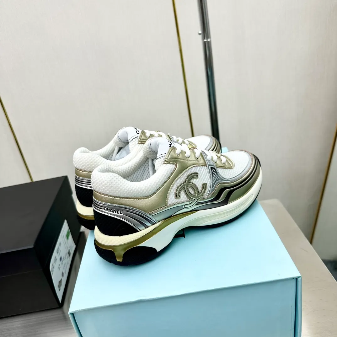 👟👟Ex-factory price 640 👟👟 Women's Shoes Women's Clothing Women's Shoes Women's Clothing Chanel Chanel 23C Early Spring Resort Series Xiaoxiang Metal Casual Sports Shoes Gold Silver Horn King The latest foreign catwalk series Chanel Chanel 2023 Early Spring Series is held in the second smallest country in the world. The series is inspired by Monaco's international seaside lifestyle, from the F1 racing track to beach swimming pools, from casinos to tennis courts, to create a diverse and unique new series of racing driver's helmets, jumpsuits and other elements that have been reinterpreted to be more fashionable. Exquisite packaging at the delivery counter 🛍📦 ▪️Fabric: Original imported metal cowhide + technical fabric ▪️Inner lining: Original custom-made breathable mesh ▪️Sole: Original molded ultra-light foam combination outsole ▪️Sole thickness: 3.5CM ▪️Size: Women’s 35-41